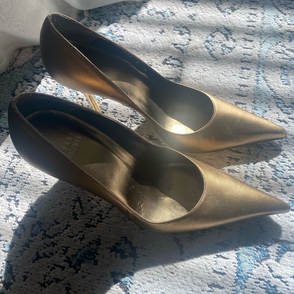 Gorgeous gold Stuart Weitzman pointy toes pumps. ABSOLUTELY stunning and elegant - Picture 7 of 8